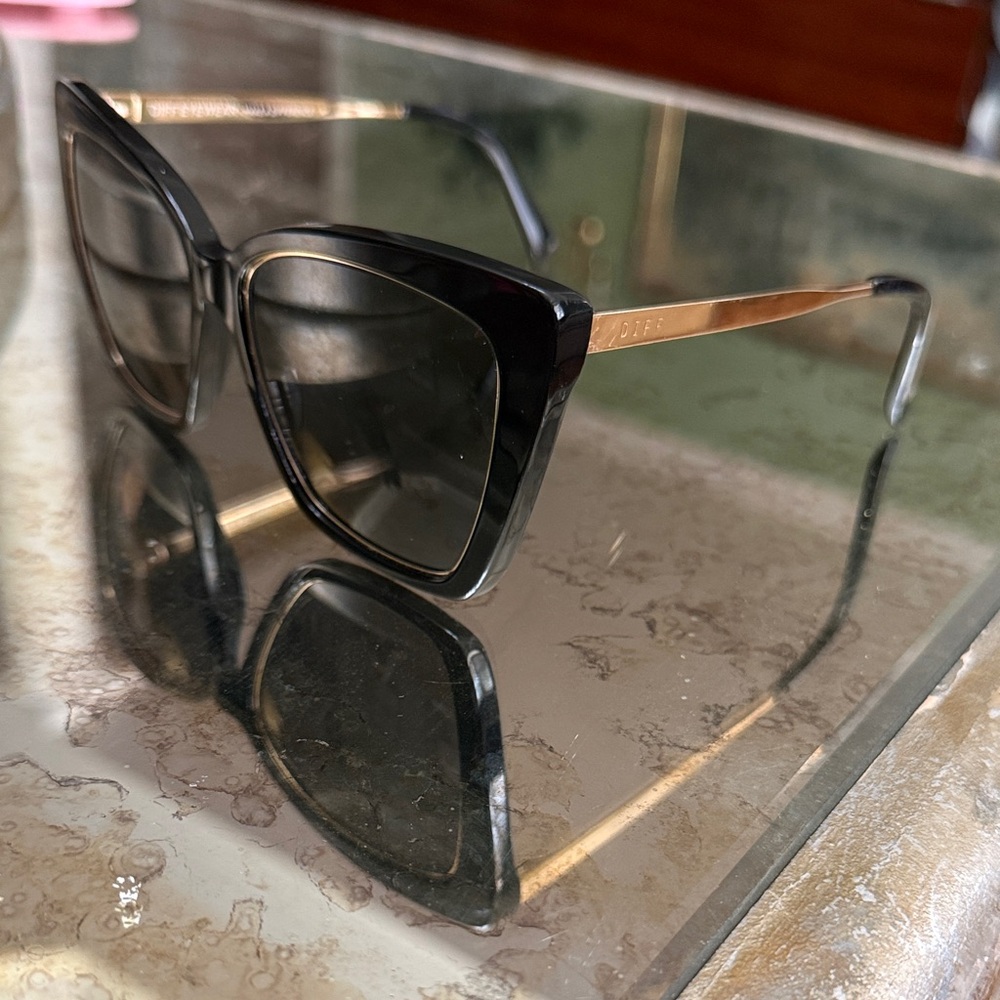 Diff Eyewear Cat-Eye Sunglasses in Black and Gold polarized Becky-IV polarizes - Picture 11 of 13